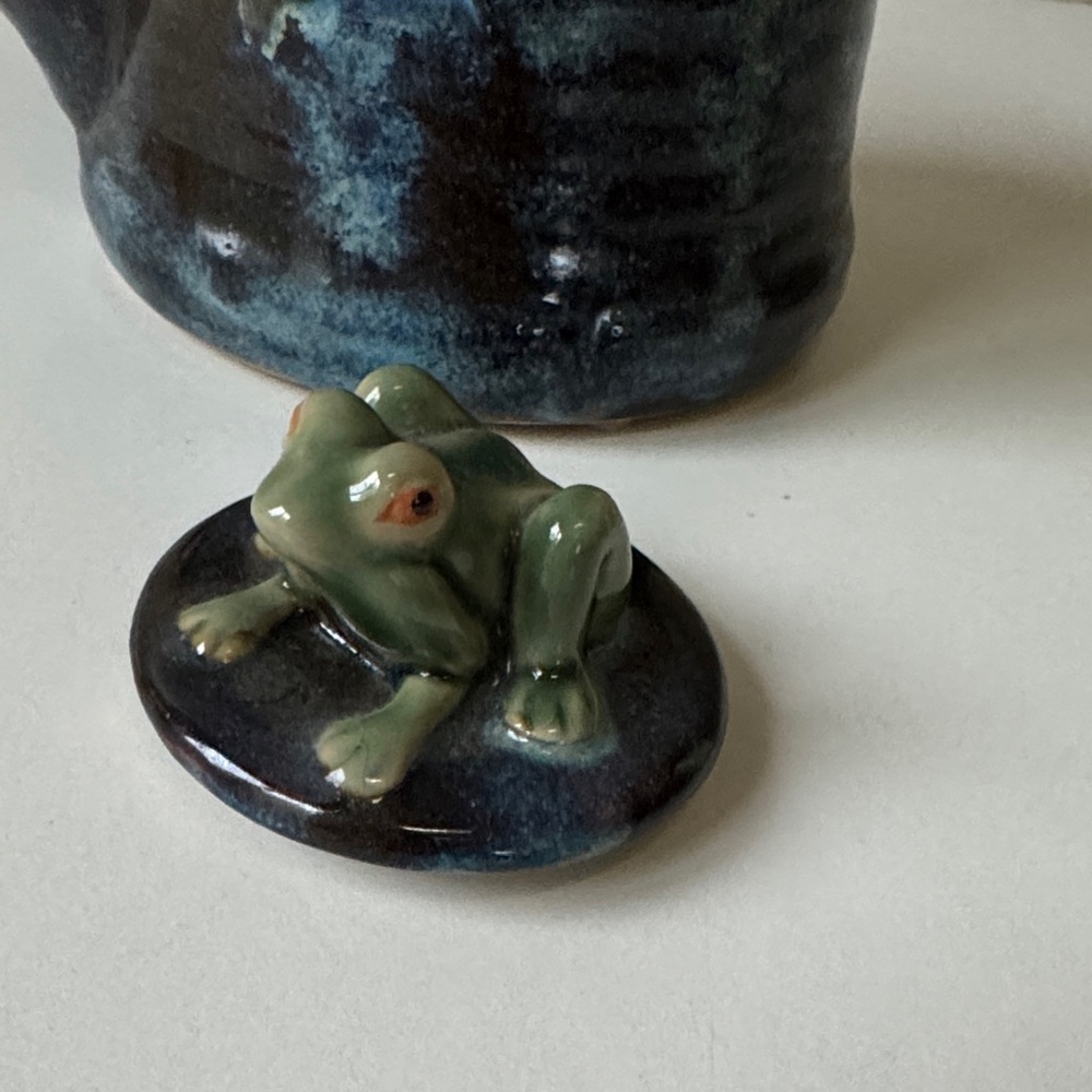 Ceramic Teapot with Frog and Leaf Design & 2 cans of The Republic of Tea - Picture 7 of 16